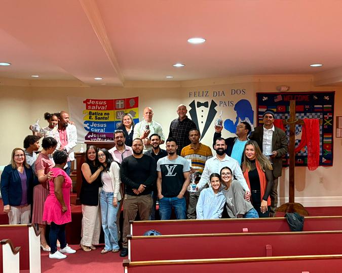 membros da comunidade adorando juntos